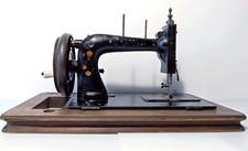 Antica Macchina Da Cucire Di