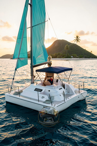 Bellissimo catamarano bianco