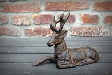 Cervo in ghisa sdraiato figura