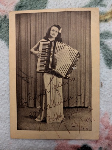Fisarmonicista donna foto 1941 - fisarmonicista,