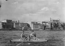 565) CARTOLINA NETTUNO PANORAMA DAL MARE PATTINO ANIMATA VIAGGIATA 1947 ROMA