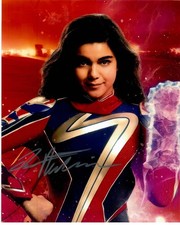 Iman Vellani Ms Marvel As Kamala Khan attrice cinematografica firmata 8 x 10 foto TTM COA