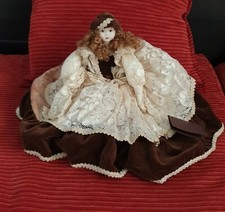 Bambola in porcellana con