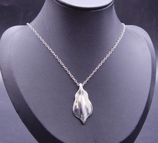Collana con ciondolo foglia