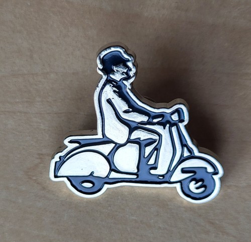 Vespa pin badge scooter logo - pin,