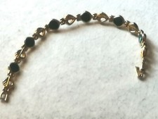 Bracciale da donna bigiotteria color oro degli anni 50 a maglie con zirconi blu