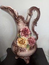 Brocca con piedini floreali in