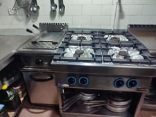 cucina  4 fuochi, forno elettrico 2 camere 8 pizze, bollitore 4 cestelli