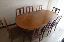 Tavolo con 8 sedie in noce