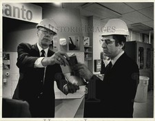 1985 Stampa Foto Ed Celette mostra vetro di sicurezza a Michael Dukakis alla Monsanto