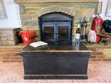 Vecchia cassapanca antica in