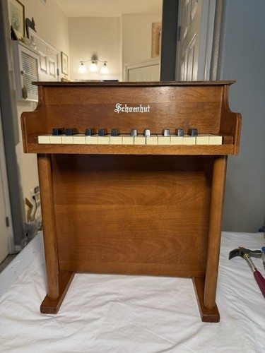 Antico pianoforte verticale