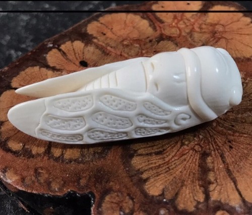 Ciondolo statua cicada