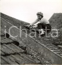 1950 ca CINEMA Nicole STEPHANE ripara tegole del tetto della casa di campagna
