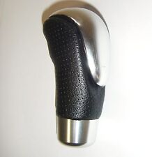 Pomello cambio auto universale in pelle forata nera con inserto alluminio 