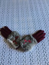 Guanti touch screen bordeaux con polsi ricoperti in vera pelliccia grigio chiaro