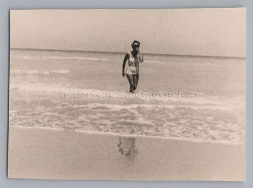 Frau mit spiegelund wasser - spiegelund, im
