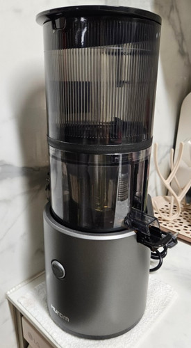 Hurom juicing motion juicer - juicing,
