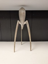 Elegante spremiagrumi e spremiagrumi Alessi Juicy Salif del designer Philippe Starck