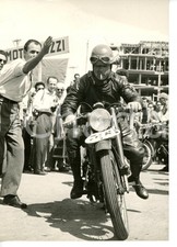 1950 ca ROMA - MILANO-TARANTO Scuderia GUZZI - Silvio MENICHELLI fuma sigaretta
