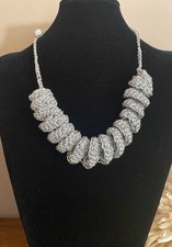 Collana handmade Fatta A Mano  utilizzati, filati gioiello, color argento