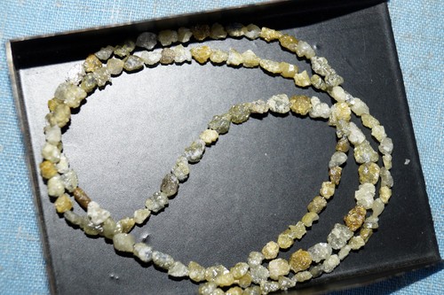 Diamanti grezzi gialli privi