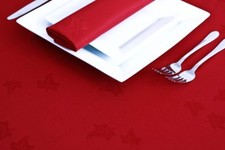 Tovaglioli e tovaglie rosse -