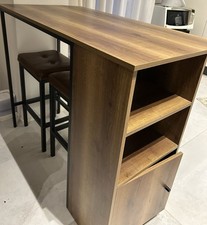 Tavolo Bar Molto Bello, come nuovo. Sgabelli un po’ rovinati, ma Rivestibili