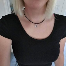 Collana nera con simbolo della