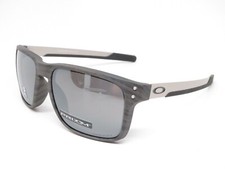 Occhiali da sole Oakley Holbrook MIX OO9384-0457 montatura venatura legno con lenti nere PRIZM