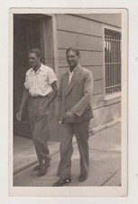 Due giovani uomini belli e