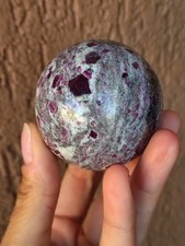 Minerali *** PREZIOSA E RARA SFERA di RUBINO ** TANTISSIMI RUBINI SU GNEISS