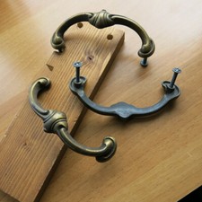 N° 3 VECCHIE MANIGLIE IN OTTONE PER MOBILI VARI CON VITI IN FERRO -