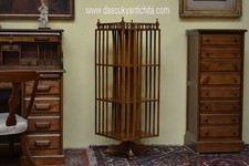 Libreria girevole a tre ripiani stile inglese con ringhierina