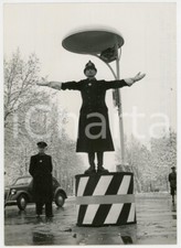 1954 MILANO Befana del VIGILE - GHISA dirige traffico sotto pensilina *Foto