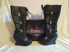 Stivali pinup gotici Demonia Bravo con fibbie teschio taglia 8,5