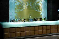 bancone bar con retro banco