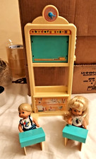 SET BARBIE CON 2 BAMBINI E LAVAGNA  CON SUONI FUNZIONANTE CON BATTERIA