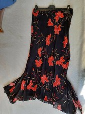 Gonne (2) a tubo, tg. 42, nera a fiori rossi e nera, usate 1 volta