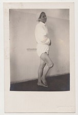 Donna in piedi a piedi nudi