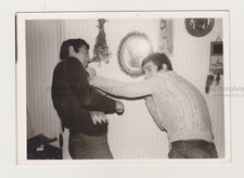 Due giovani uomini affettuosi