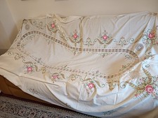 tovaglia ricami e uncinetto