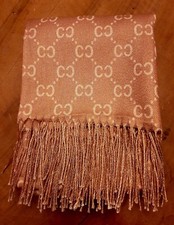 Sciarpa foulard, leggermente laminata fili color oro, con frange 