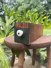 Cassetto antico verde primitivo scatola in legno con pomello in porcellana bianca ferramenta