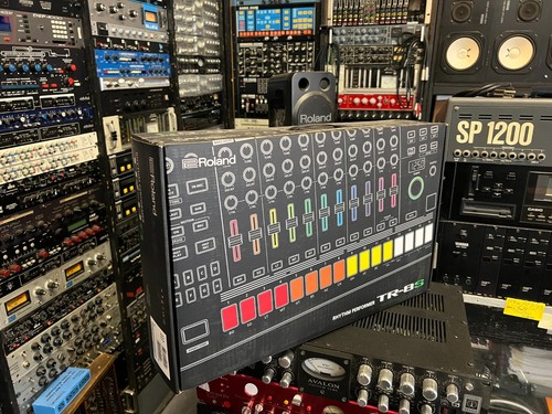 Roland aira 808 909 - tr-8s, "808"