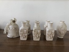 Stock Di 7 Piccoli Vasi E Campana In Ceramica Coperchio Putti Decorati