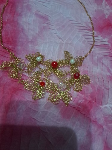 Collana dorata con - con, perline