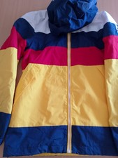 Giacca al vento con cappuccio.