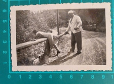 FOTO DONNA SABELLA E BABBO SI SPORGE DA UN MURETTO  ALASSIO 1930 C. ( F 39 )