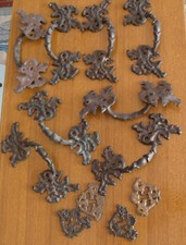 N° 8 MANIGLIE IN OTTONE E 4 BOCCHETTE STILE LYBERTI PER MOBILI VARI -